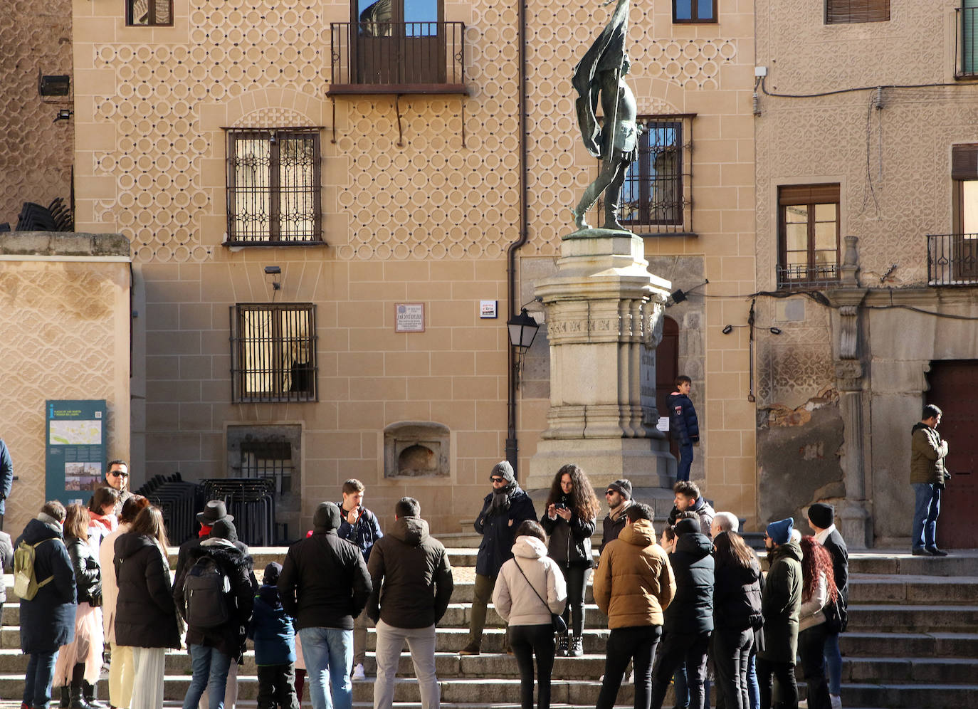 Turistas por las calles de Segovia. 