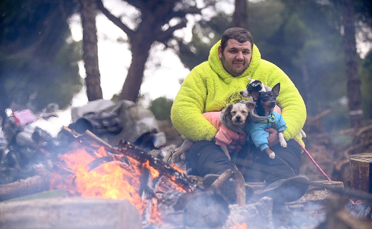 Borja, de Fuenlabrada (Madrid), junto a sus tres perros Horus, Kiara y Lady 