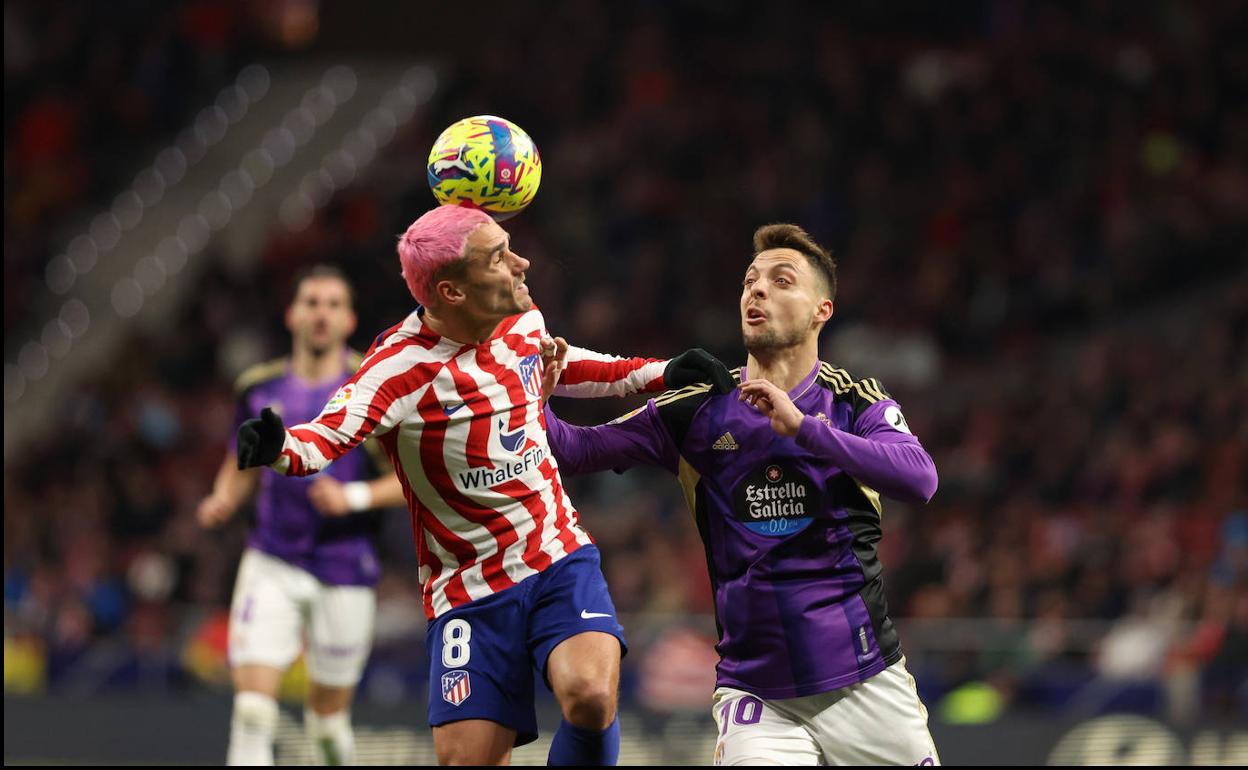 Plano trata de impedir que Griezmann controle el balón. 