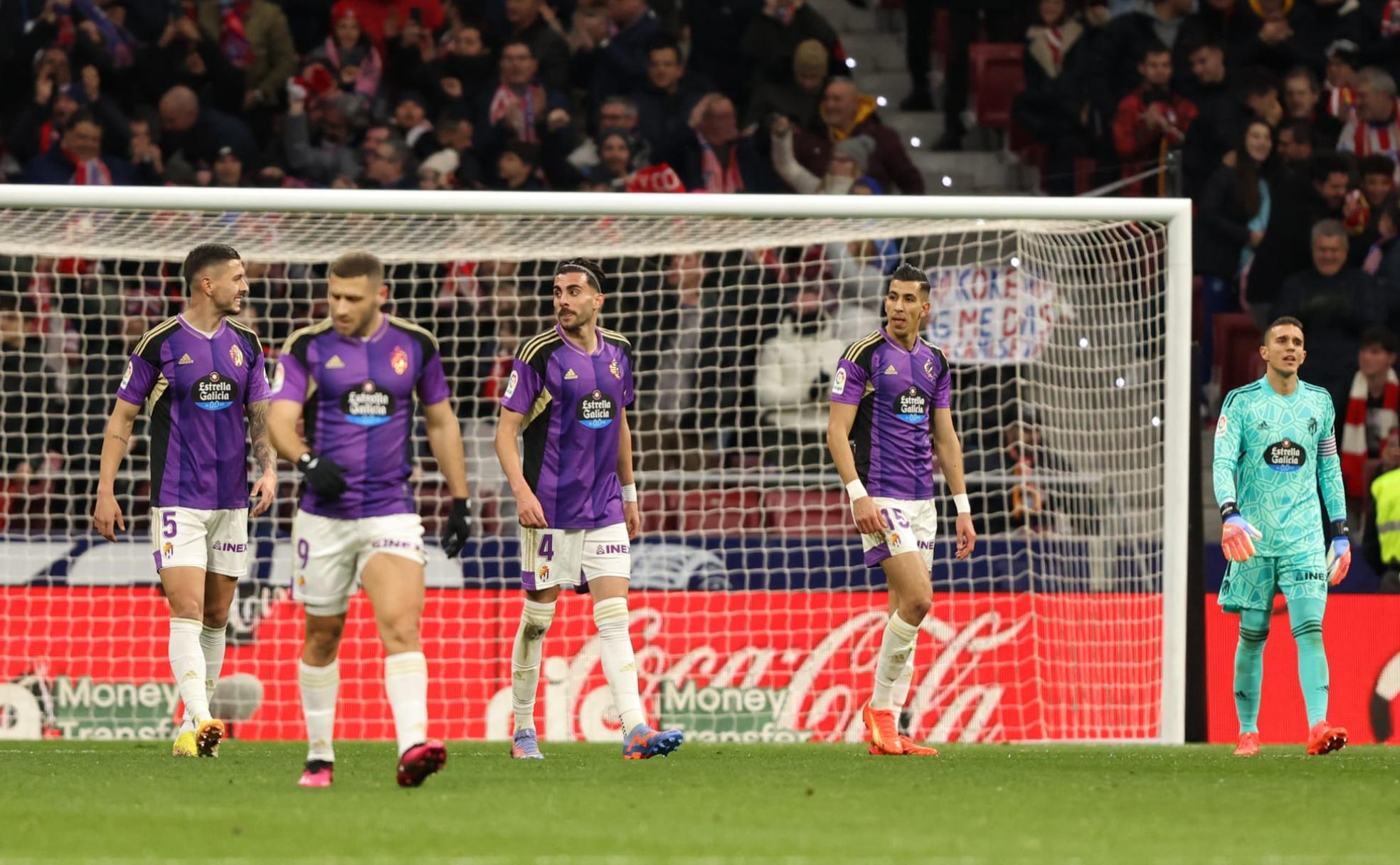 Jugadores cabizbajos tras uno de los goles encajados. 