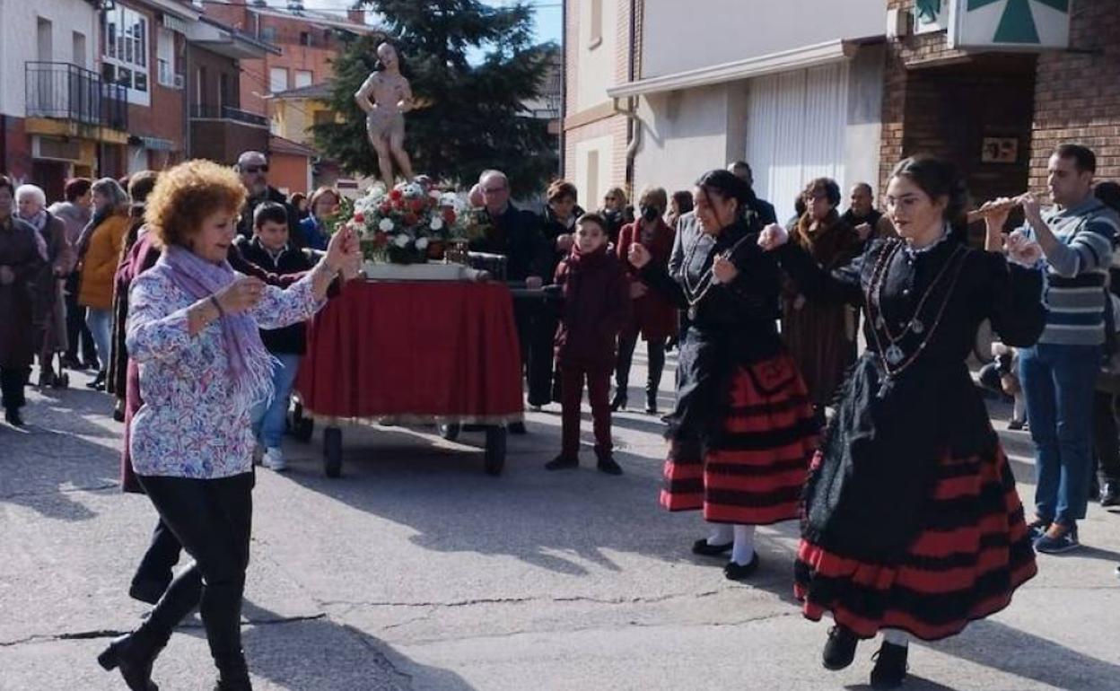 Danzas al paso de la imagen de San Sebastián en la procesión celebrada en Villaverde de Íscar. 