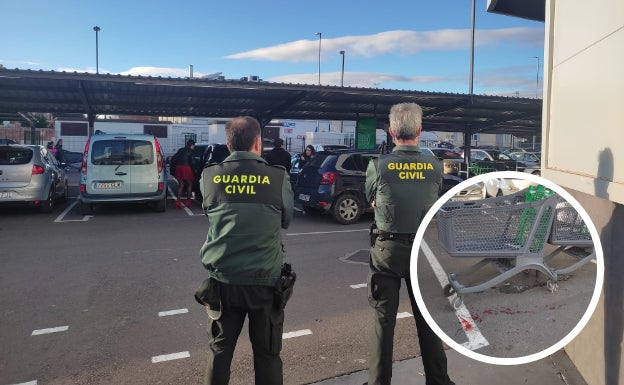 Dos agentes custodian la zona donde se ha producido la riña antes de la llegada del personal de Científica. 