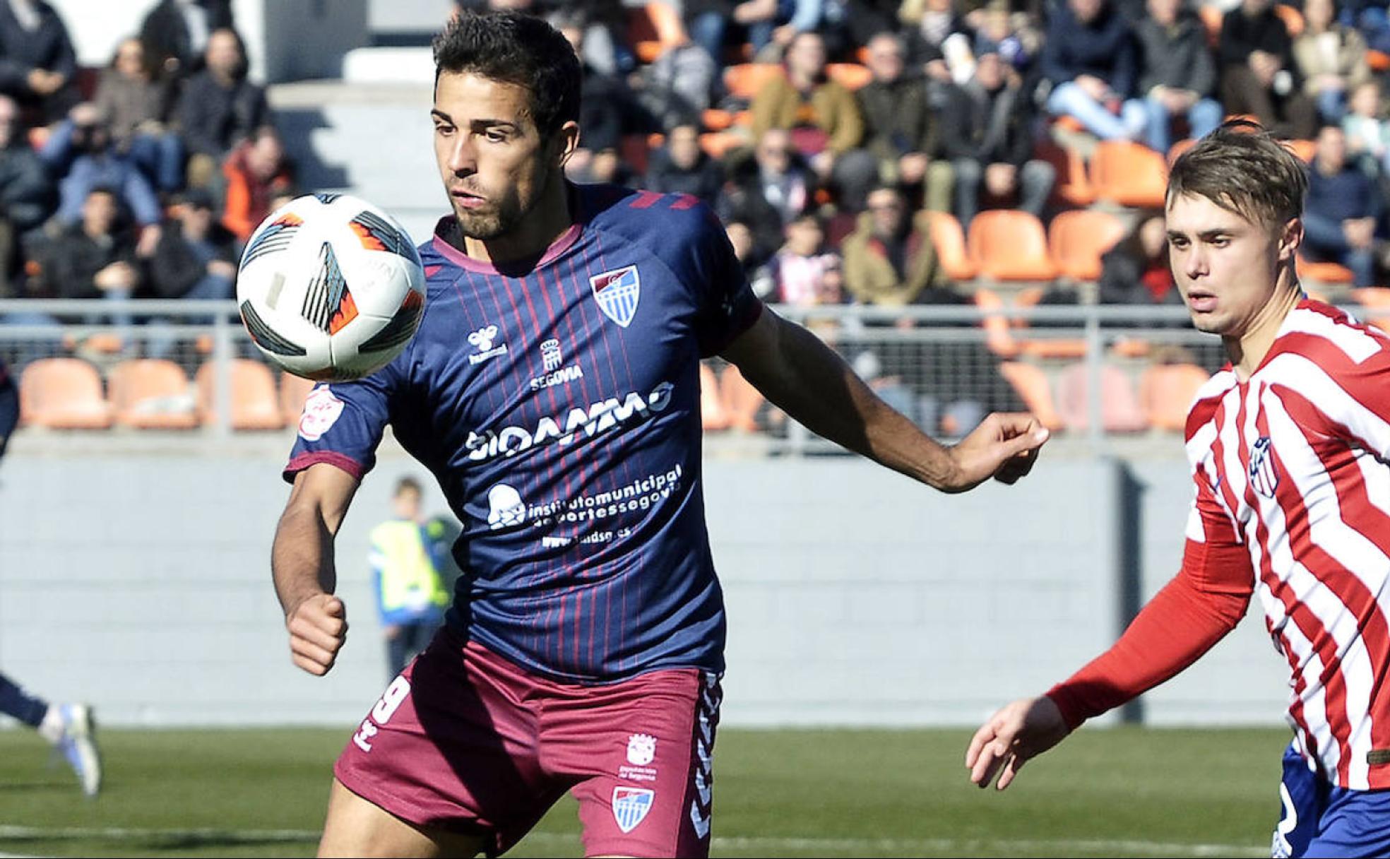 El gimnástico Diego Gómez controla un balón en el partido de este domingo contra el Atlético de Madrid B. 