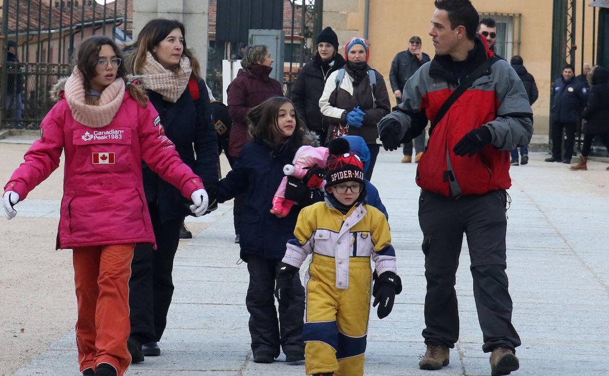 Una familia pasea por La Granja, este domingo, bien abrigada para combatir el frío. 