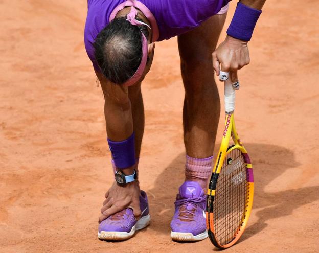 Nadal se duele del pie derecho en el partido ante Shapovalov en Roland garros 2021.