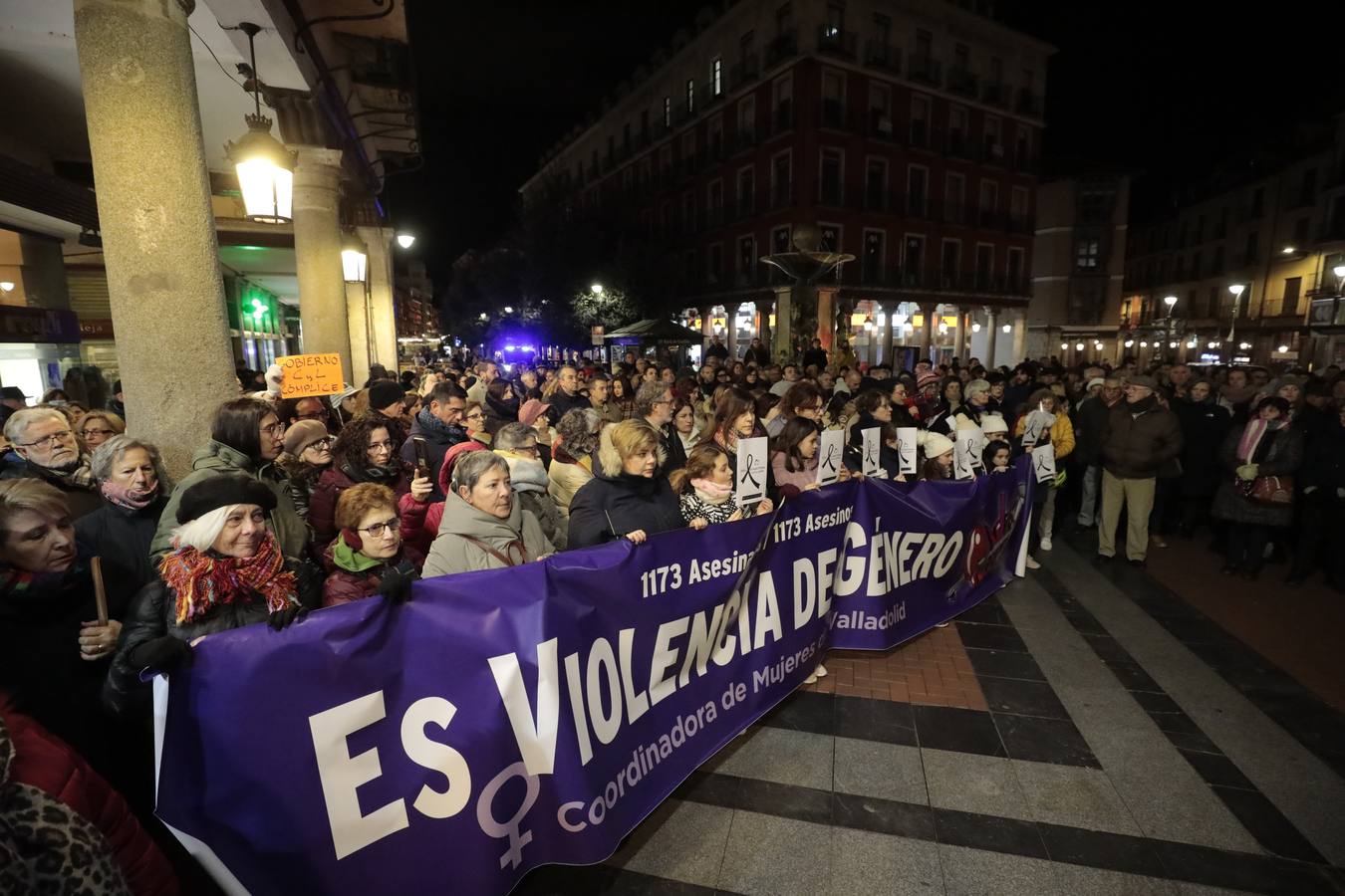 Fotos: Concentración en Valladolid contra la violencia de género tras el asesinato de una mujer y su hija