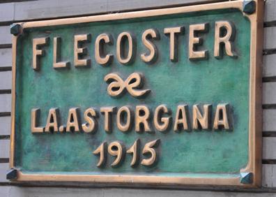 Imagen secundaria 1 - Interior del comercio de La Astorgana en el número 7 de la calle del Val. Placa situada en la fachada de Flecoster. Anuncio de la mercería La Astorgana.