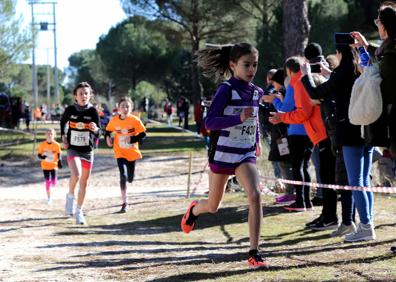 Imagen secundaria 1 - Juegos Escolares: El frío no quita las ganas de saborear el campo a través en Pedrajas