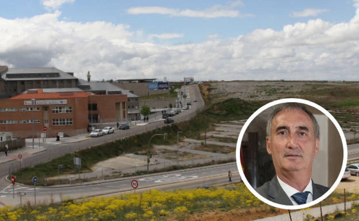 Terrenos anexos al actual Hospital General donde se quiere realizar la ampliación. En el círculo, el delegado de la Junta en Segovia, José Mazarías. 