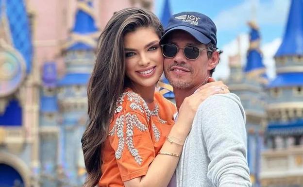 Nadia Ferreira, Miss Universo Paraguay 2021, y Marc Anthony. 