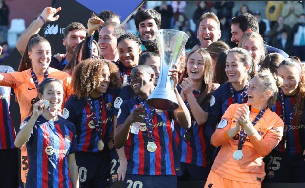 Las jugadoras del Barcelona celebran su victoria frente a la Real Sociedad tras la final de la Supercopa de España.