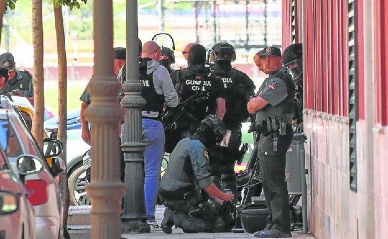 Agentes de la Guardia Civil en la calle donde se produjo el crimen en Santovenia. 