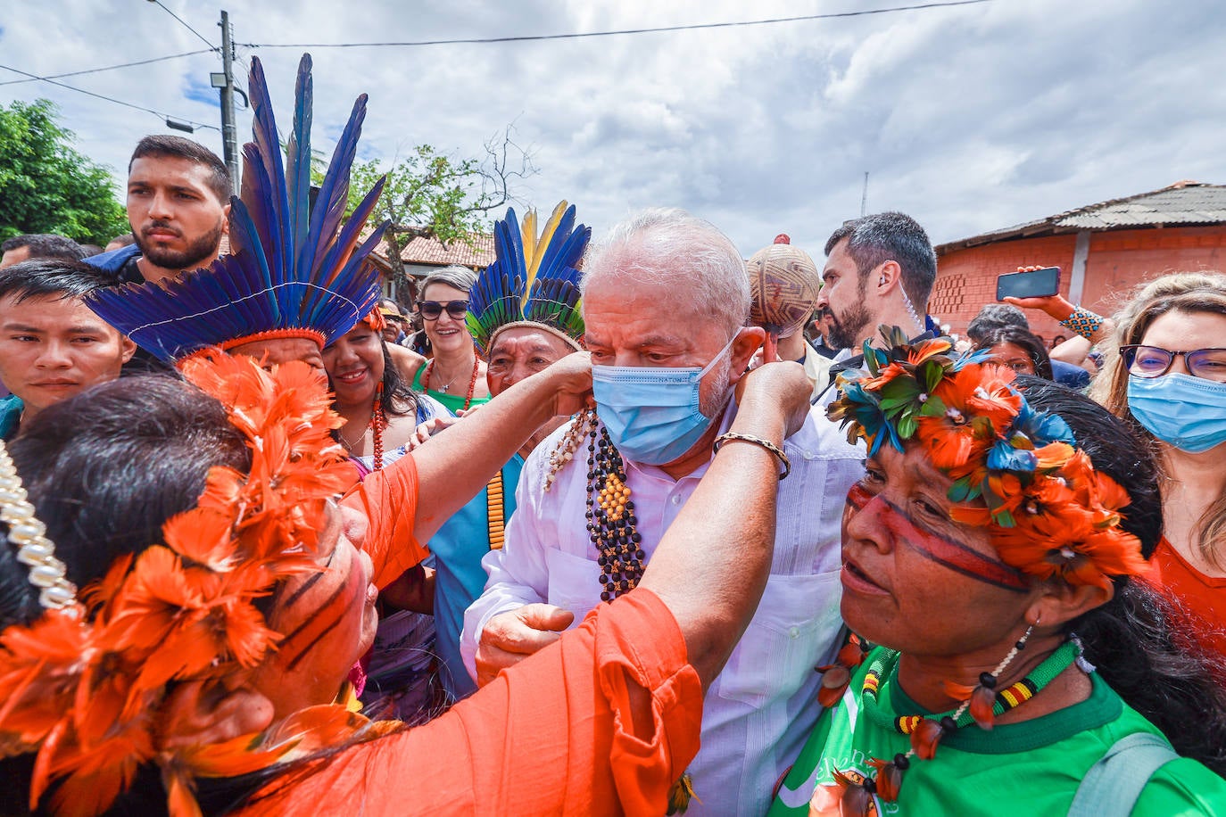 El presidente de Brasil Lula da Silva en su visita al territorio de la población indígena yanomami 