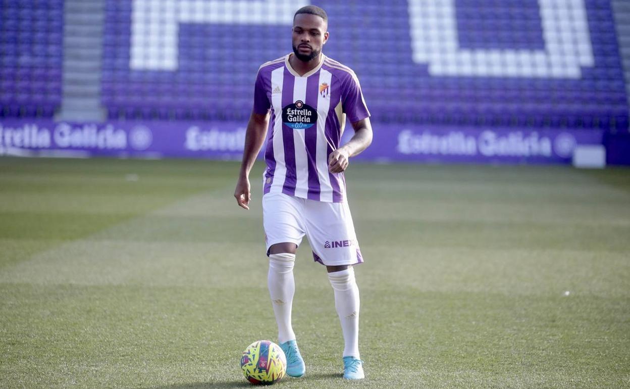 Cyle Larin da sus primeros toques en el José Zorrilla.