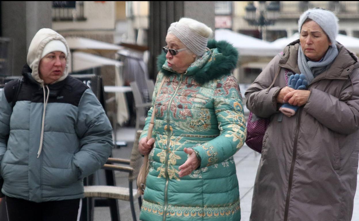 Tres mujeres pasean por el centro de Segovia.