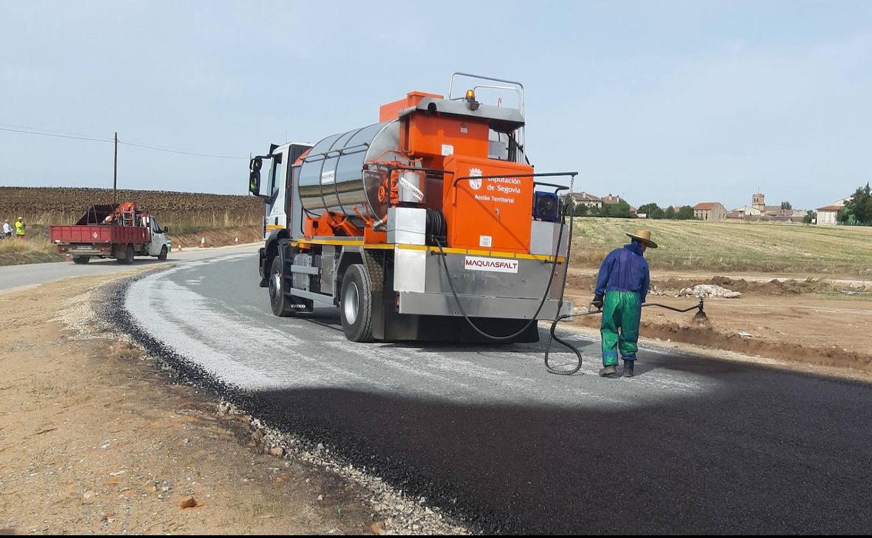 Obras de mejora del firme en una carretara de la provincia de Segovia. 