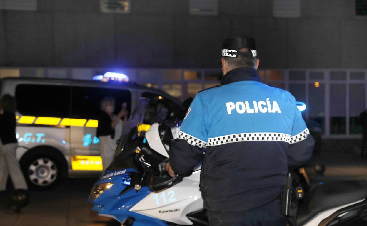 La Policía Local, en una intervención, en una imagen de archivo. 