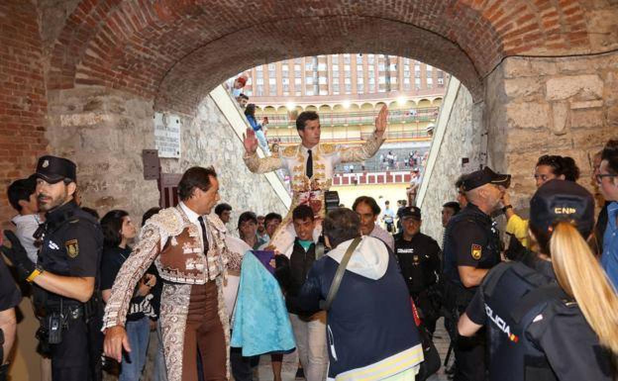 Daniel Luque sale por la puerta grande en el primer día de la feria del año pasado