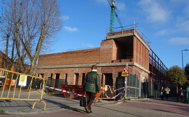 Vallas de obras por los trabajos de poda junto al chasis del edificio de la Tesorería de la Seguridad Social.