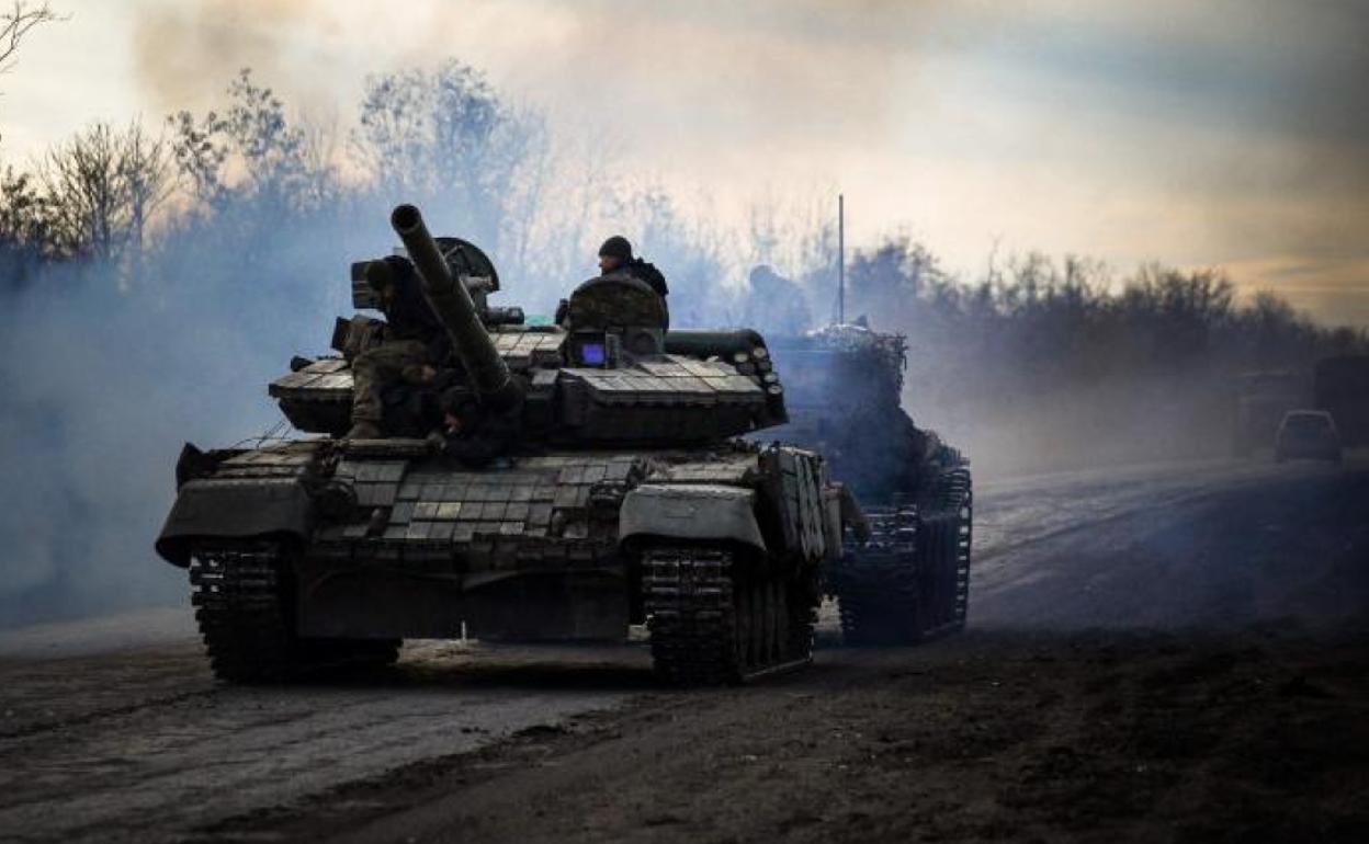 Un tanque ucraniano, cerca de Bajmut, epicentro de la guerra en el este de Ucrania. 