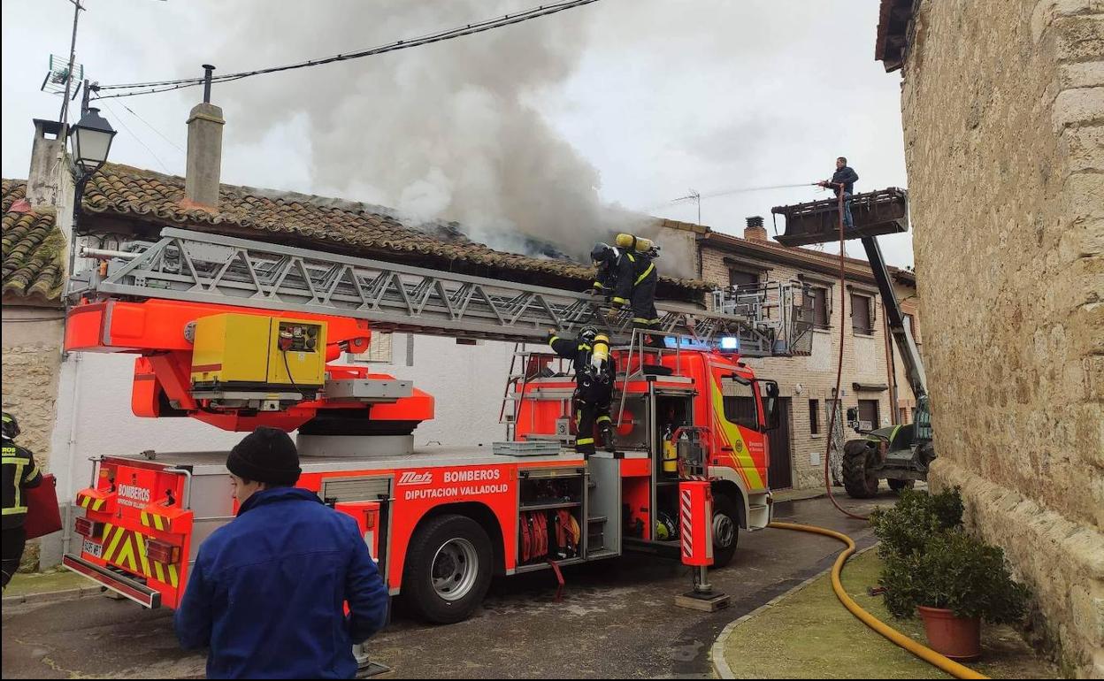 Los bomberos de la Diputación trabajan en la extinción del fuego. 