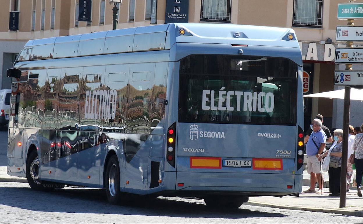 Autobús eléctrico, durante la fase de pruebas, en la plaza de Artillería.