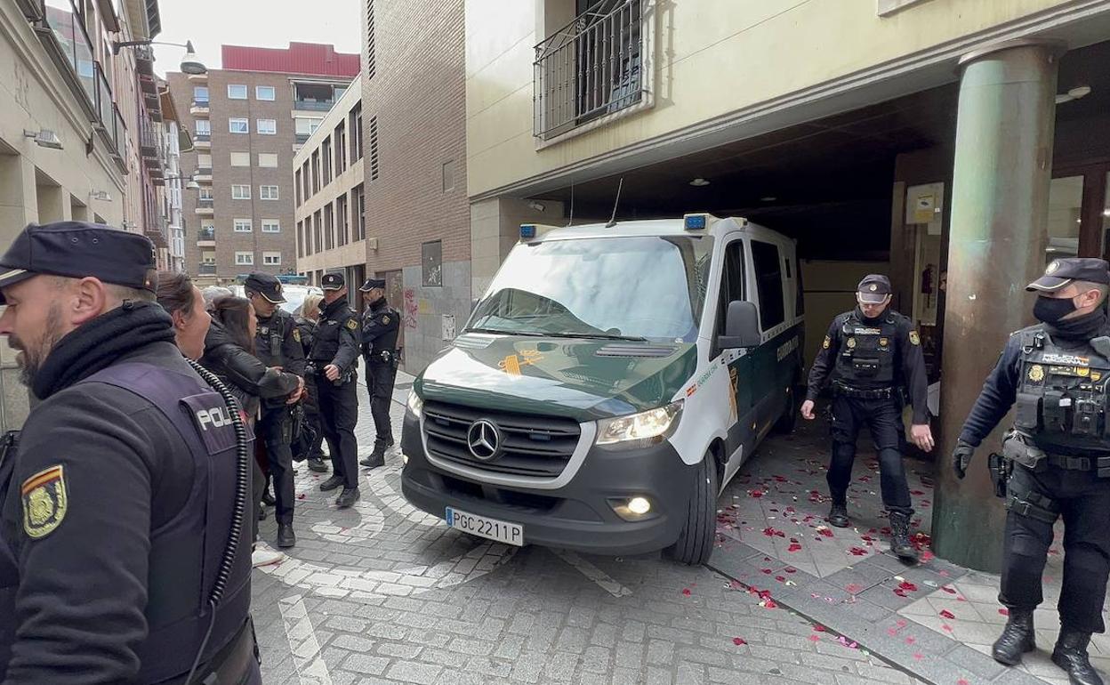 El furgón de la Guardia Civil traslada al presunto asesino al centro penitenciario de Villanubla. 