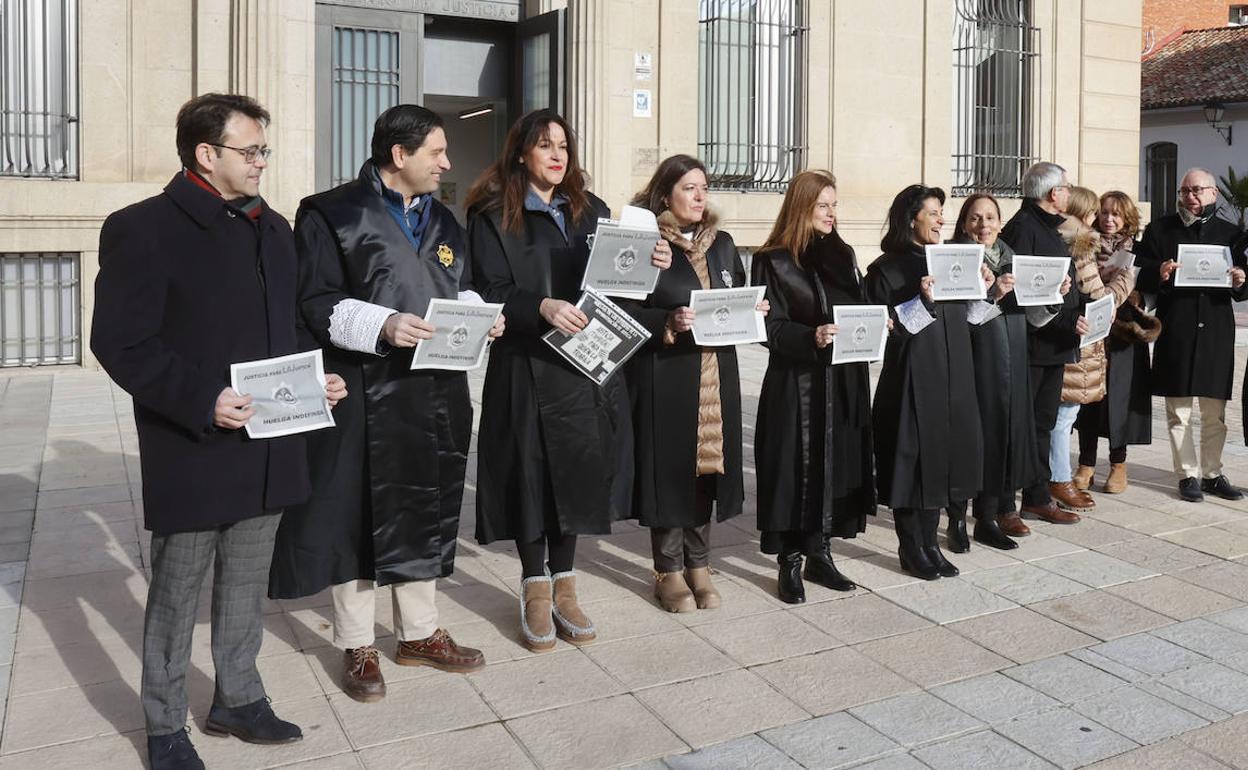 Protesta celebrada a las puertas del Palacio de Justicia, este miércoles por la mañana en Palencia. 