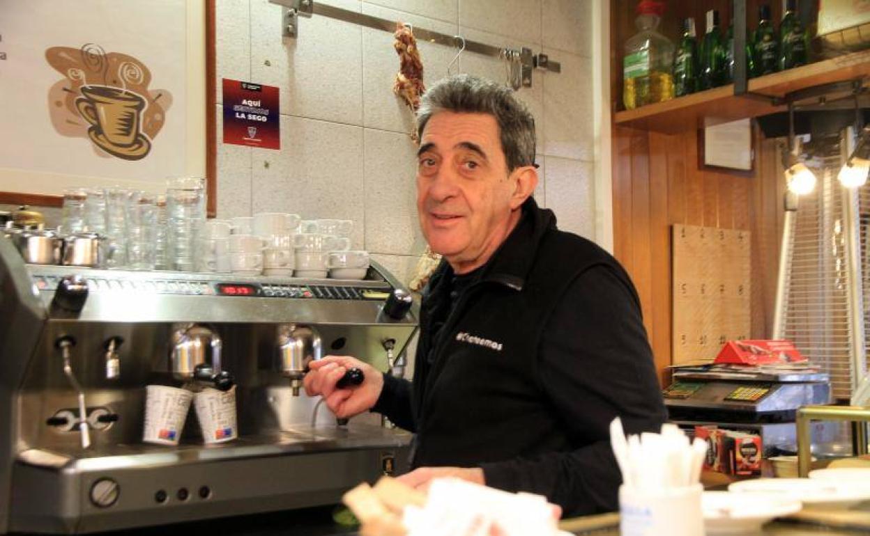 Luis Rodao, quien regenta la cervecería Jelus junto a un familiar, prepara un café. 