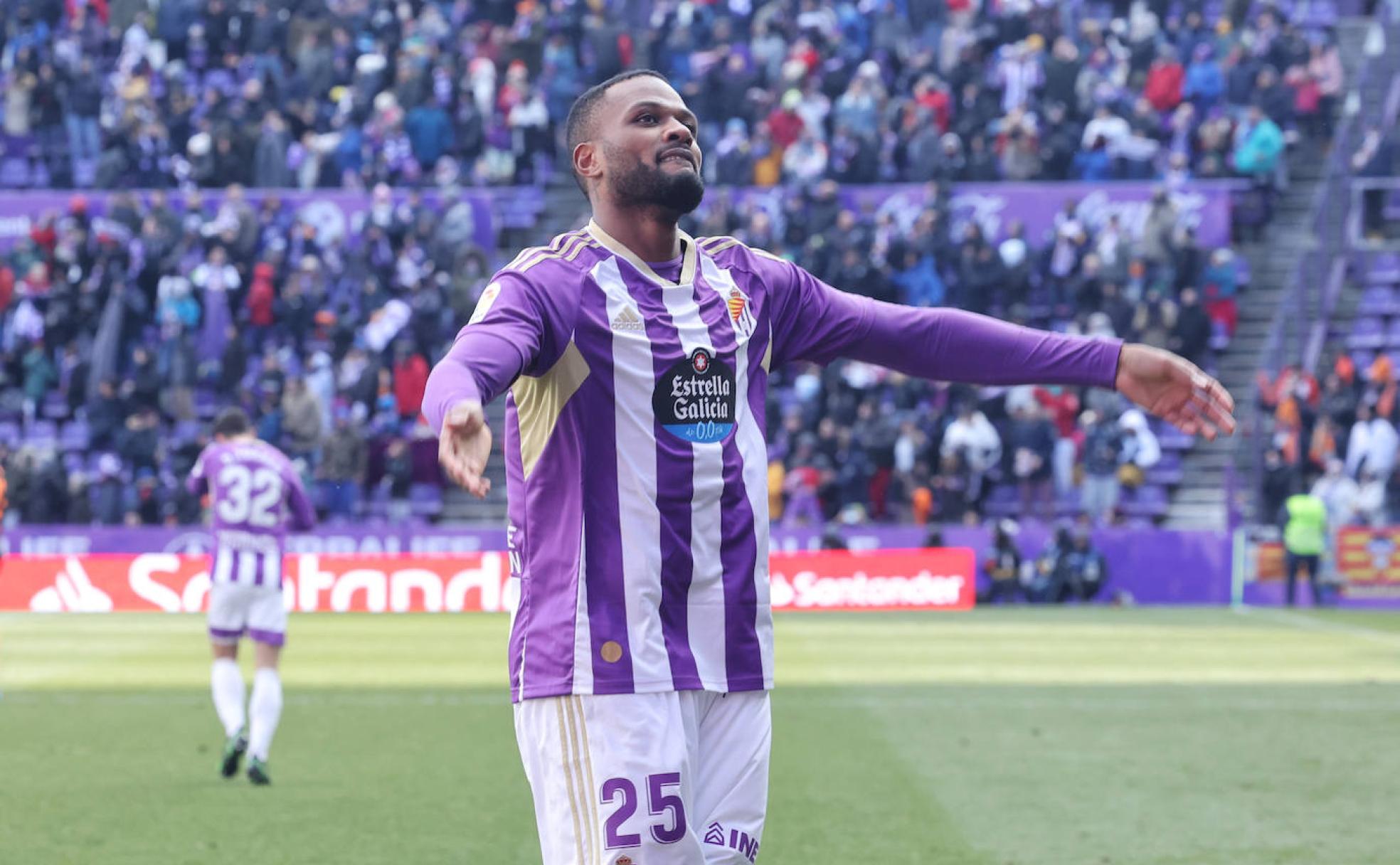 Larin celebra con la grada el único gol de la tarde. 