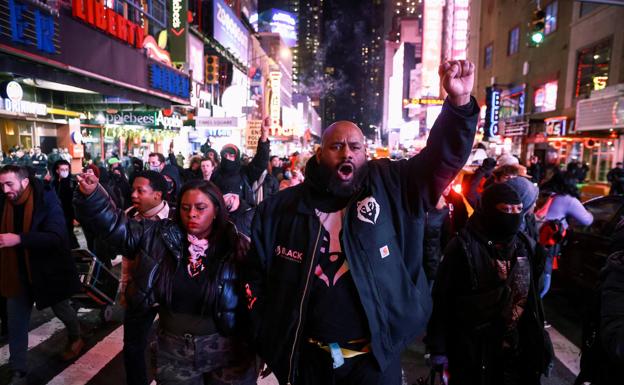 Imagen principal - Las protestas por la muerte de Tyre Nichols han llenado las calles de Estados Unidos.