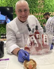 Imagen secundaria 2 - Beatriz Rodríguez y Clara Andrés, de Oro del Duero y el jefe de cocina de La Dama de la Motilla, muestra un pincho elaborado en el stand de la Diputación. S. G.