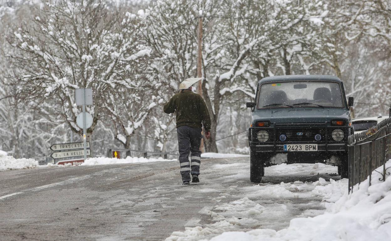 Nieve y placas de hielo en una carretera de la provincia de León durante la semana pasada, por el paso de la borrasca Fien.