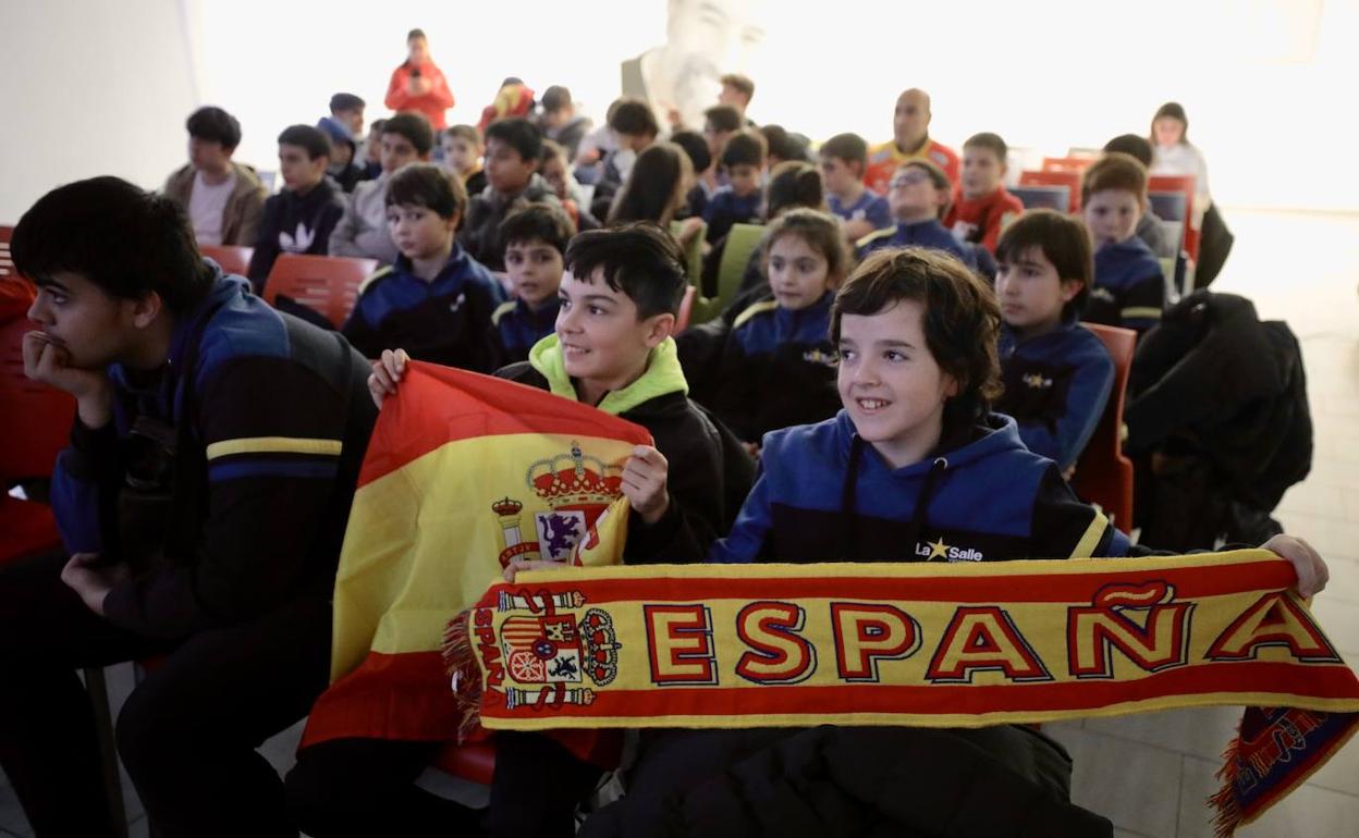 Los alumnos del colegio La Salle ven el partido de balonmano entre España y Dinamarca.