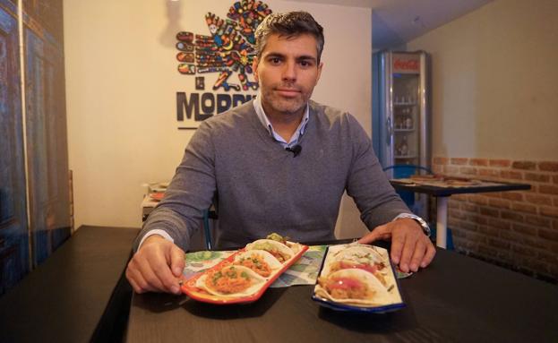 Alfonso Martínez, gerente de La Mordidita con un variado de tacos 