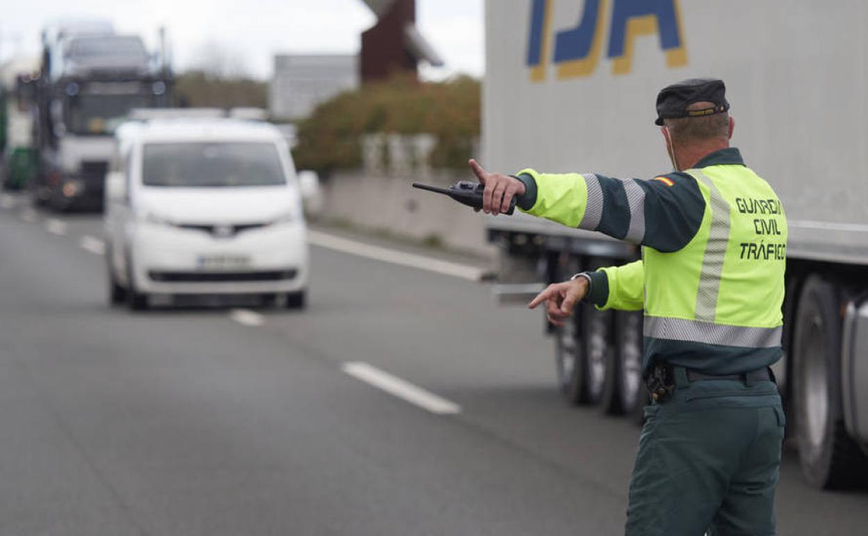 Un guardia civil regulando el tráfico en la carretera.