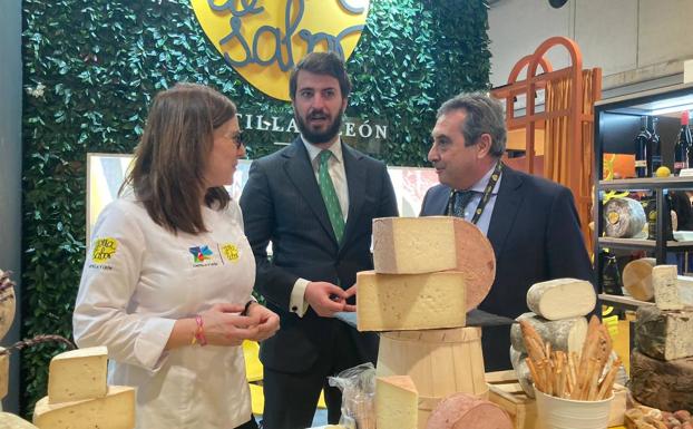 El vicepresidente de la Junta y el director de Itacyl, Rafael Sáez, en el stand de Tierra de Sabor en Madrid Fusión. 