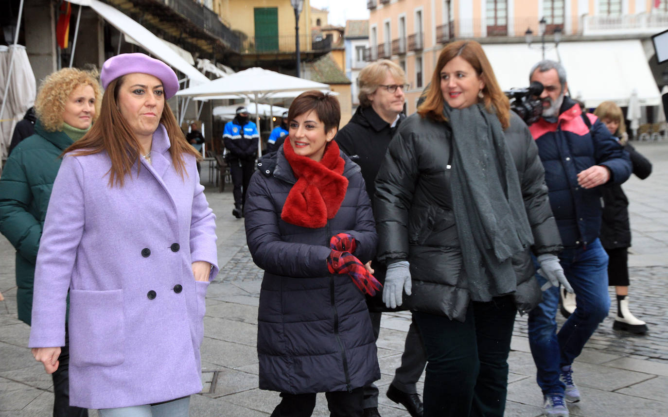 La ministra, en el centro, acompañada por la delegada del Gobierno y la alcaldesa de Segovia. 