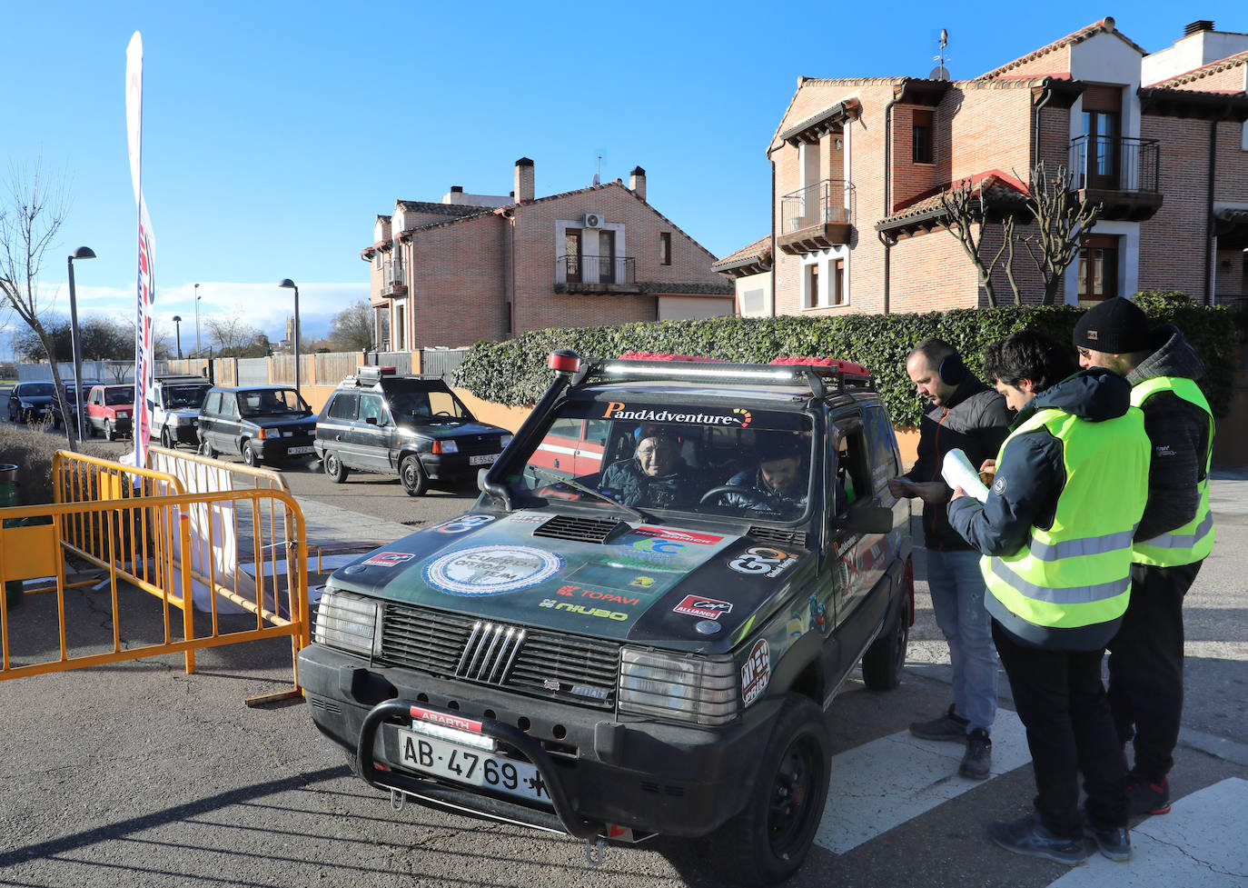 La jornada ha comenzado a las 10 horas del sábado con una exposición de todos los coches en el parking del pabellón Adolfo Nicolás