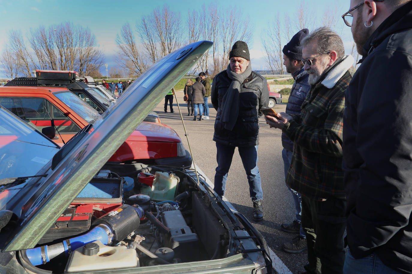 La jornada ha comenzado a las 10 horas del sábado con una exposición de todos los coches en el parking del pabellón Adolfo Nicolás