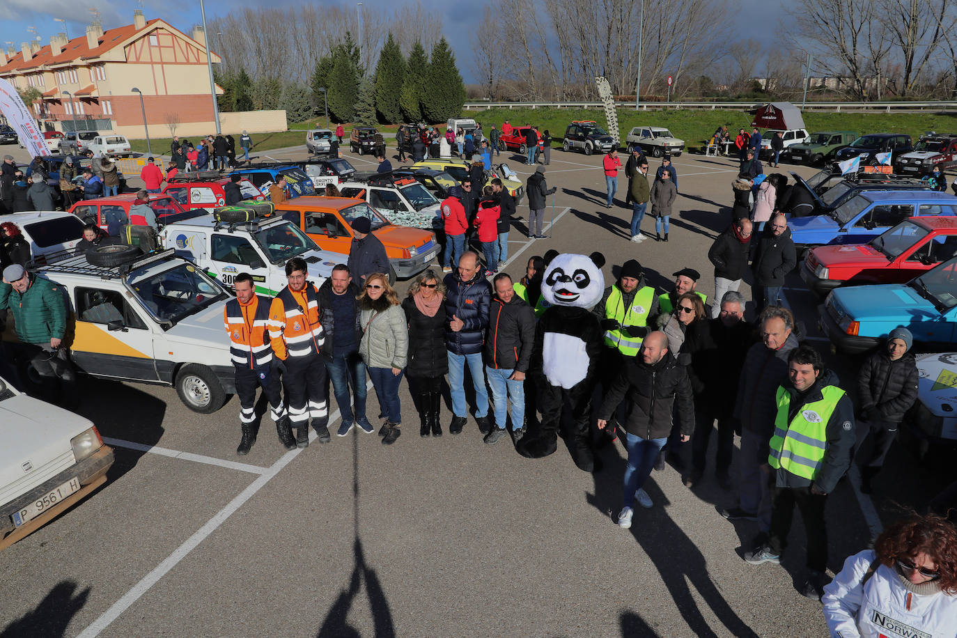 La jornada ha comenzado a las 10 horas del sábado con una exposición de todos los coches en el parking del pabellón Adolfo Nicolás