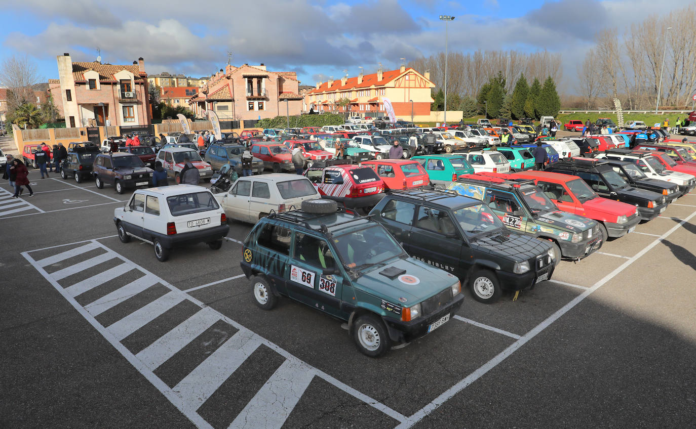 La jornada ha comenzado a las 10 horas del sábado con una exposición de todos los coches en el parking del pabellón Adolfo Nicolás