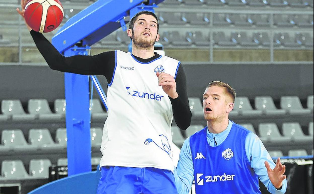 Kostadinov y McGrew, este viernes durante el entrenamiento del Zunder Palencia en el Pabellón.