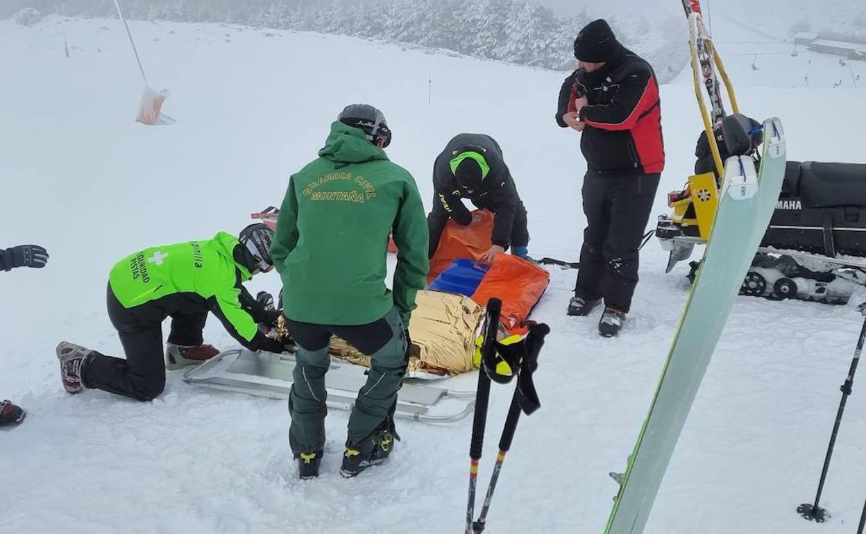 Rescate de la mujer que ha sufrido una caída en la estación de La Pinilla. 