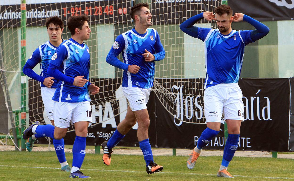 Jugadores del Unami celebran uno de los tantos ante el filial del Mirandés B.