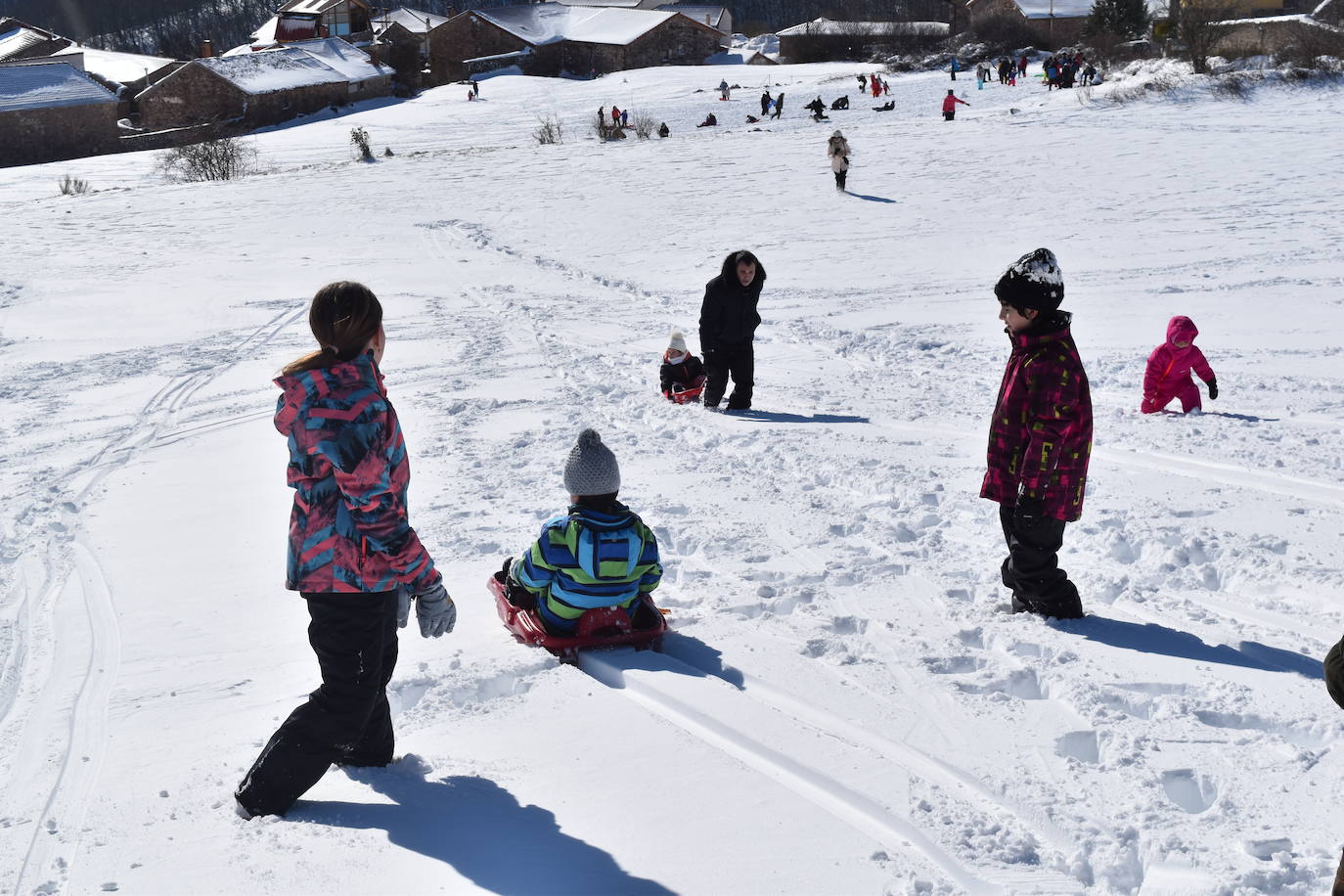 Cientos de familias disfrutan de una jornada blanca con los más pequeños en la Montaña Palentina