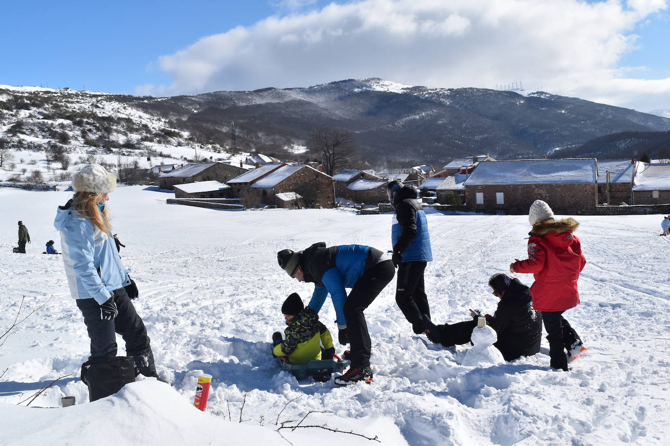 Cientos de familias disfrutan de una jornada blanca con los más pequeños en la Montaña Palentina