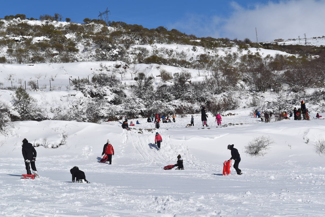 Cientos de familias disfrutan de una jornada blanca con los más pequeños en la Montaña Palentina