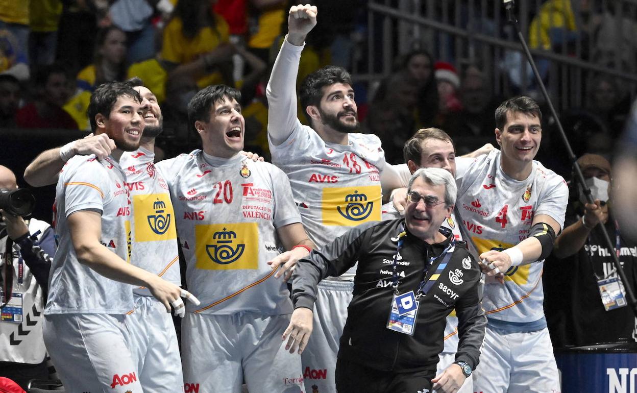Los jugadores celebran el triunfo en los segundos finales 