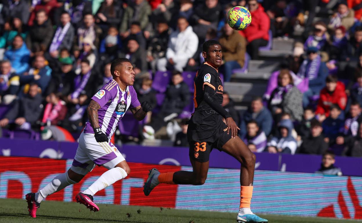 Darwin Machís pelea un balón en el partido ante el Valencia.